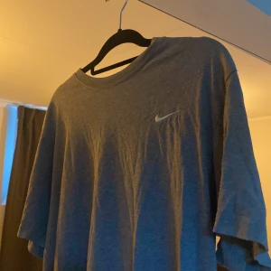 nike tshirt - grå nike t-shirt🫶🏻🫶🏻