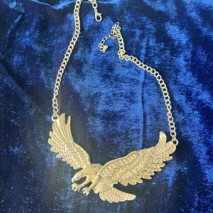 Halsband med snygg motiv - Väldigt fin skick, aldrig använda, endast på bilden. Guldpläterad.  Pris kan diskuteras 