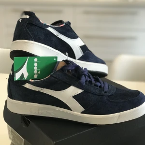 Diadora skor - Säljer helt oanvända blåa diadora skor. Prislappen ( etiketten ) är på. Köptes för 1 000kr :)