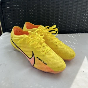 Nike fotbollskor  - Nike fotbollskor, säljer på grund av att de var för små så bara använda en uppvärmning!