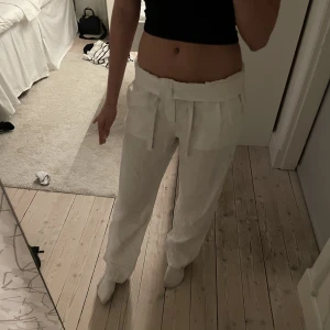 Linnebyxor  - Skitsnygga linnebyxor köpta i Frankrike! Aldrig använda då de är för stor storlek på mig, jag brukar vika ner kanten för att få mer lowwaist men är snygga normalt också🤍