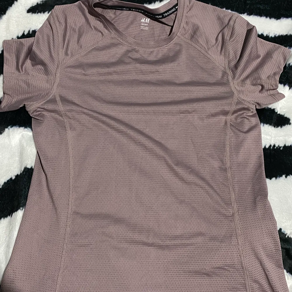 Jättesnygg grå/lila tränings t-shirt, jättteluftig och fin passform . T-shirts.