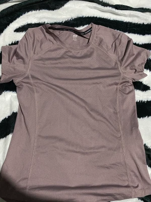 Tränings tröja  - Jättesnygg grå/lila tränings t-shirt, jättteluftig och fin passform 