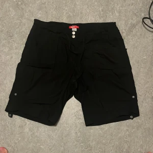Shorts - Köpta second hand. Inga defekter. Väldigt baggy. Finns snören så man kan spänna. 