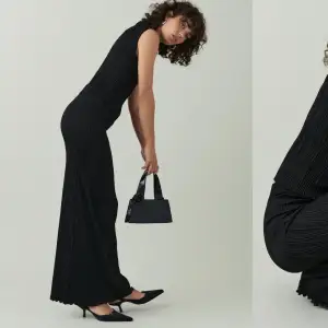 Säljer nu mitt svarta set (långkjol+topp) med textur från Gina Tricot, endast testad så i väldigt fint skick, strl M i kjolen och S i toppen 
