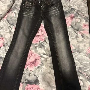 Jeans - Snygga vintage jeans med coola fickor. Knappt använda och passar perfekt till vardagen och y2k stilen. Gammal modell ifrån Vero Moda som inte är till salu längre. Var en av mina favorit jeans men passar tyvärr inte längre☺️🥲