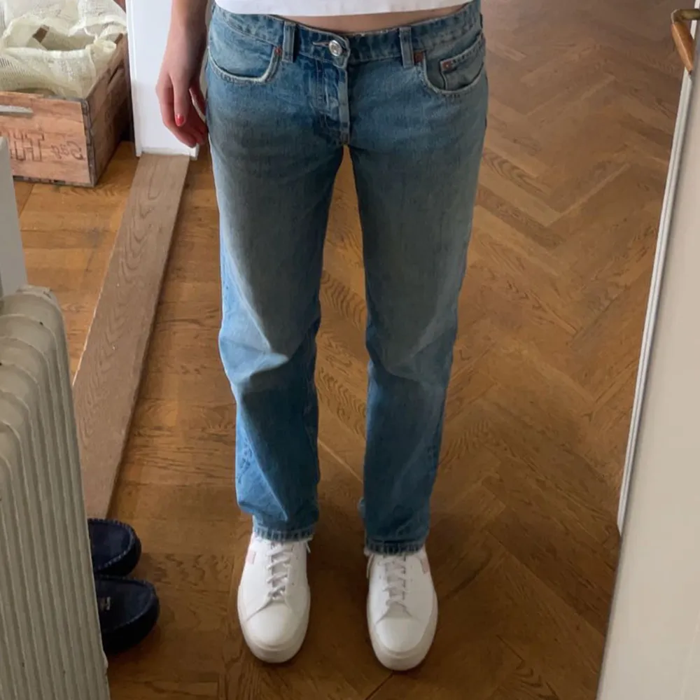 Jättefina raka jeans från zara med normalhög/låg midja. . Jeans & Byxor.