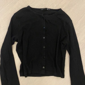 Topp - Svart topp med knappar framtill, endast testad💓