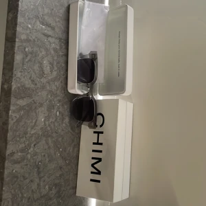 Chimi 04 grey - Säljer nu mina chimi 04 grey få jag inte använder dem längre dem är i bra sckik 7/10. Glasögonpåse, fodral och oöppnad putsduk ock orginallåda medföljer!  