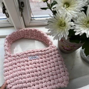 Virkad väska  - Virkad väska gjord i 100% återvunnet T-shirttyg  Finns i Helsingborg men går även att skickas mot porto  