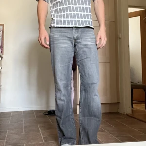 Marlboro classics jeans - Vintage Jeans från marlboros klädesmärke marlboro classics. Skön grå tvätt med rak något vid passform. Storlek 33/34 men passar W31-32 L32-33. Marlboro classics är ett riktigt schysst (och coolt) märke med högs priser och bra kvallité! 