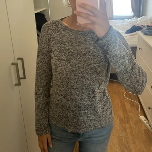 Långärmad stickad tröja - Långärmad svart/vit stickad tröja. Absolut lite nopprig men fin ändå. 