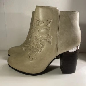 Boots - Jätte fina beige stövlar/boots. Använda men i bra skick.