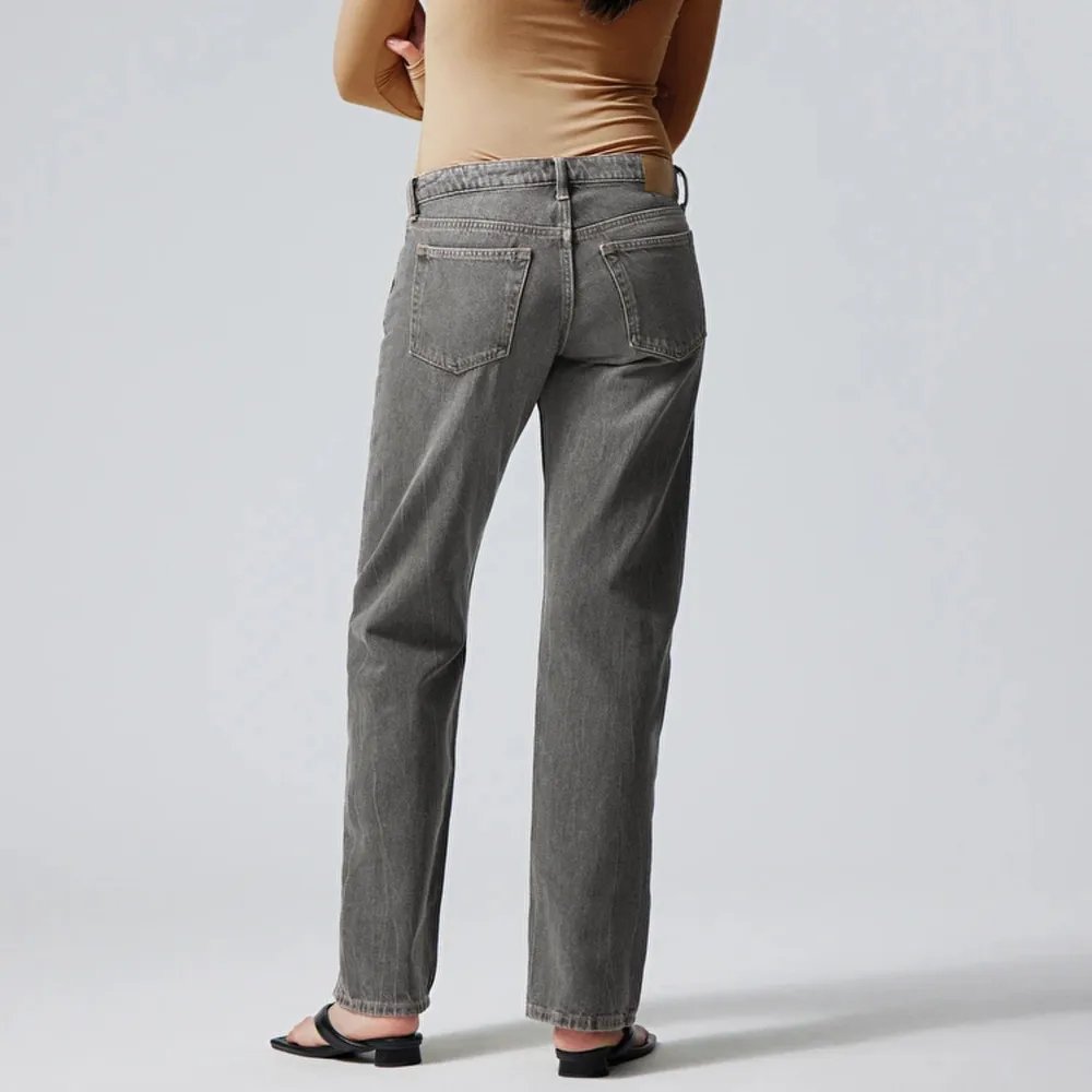Snygga gråa lågmidjade jeans från weekday, storlek 27/32💕 inga defekter, skriv för fler bilder/frågor👌🏽. Jeans & Byxor.