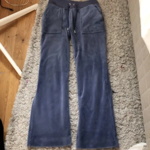 Juicy byxor XXS - Säljer mina juicy byxor pågrund av att jag har tröttnat lite på färgen! Dom är i storlek xxs men jag har sytt upp dom lite men jag kan fixa så att vi kan sy exat som dom va innan! Äkta! 500-600kr  Färgen grey blue! Kontakta mig om du vill ha fler bilder!💘