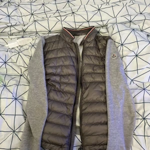 Moncler cardigan  - Äkta moncler jacka tyvärr inget kvitto men qr funkar, vissa byten kan funka