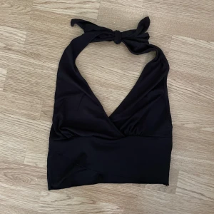 Halterneck topp - Topp från shein med knytning i nacken.