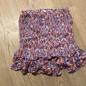 Kjol som kan änvändas som topp - Jättesöt kjol i storlek S, går att använda som topp! Skriv för intresse och jag är öppen för byten!💕