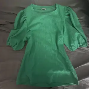 En grön tröja från Cubus. Använd ca 2-3 ggr. Storlek s. inga skador bra skick!❤️