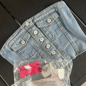 Topp - En helt ny jeanstopp som var för liten på mig. Köptes för 230, men säljer för 180 med frakt. Storlek 34💖🫶🏼
