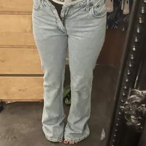 supernsnygga jeans som är stora nertill, lite lägre än midwaist! ❤️ innerbenslängd: 90 midjemått: 36