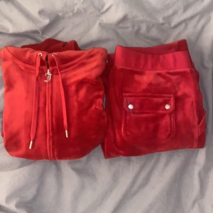 Rött juice sett  - Hej! Jag säljer mitt SKIT snygga röda juice sett som inte ens är ett halv år gammalt. Storlek M i båda. Nypris 2400. Mitt pris 1400 kr! Är som helt nytt. Inte använt så många gånger. Säljer då det är för stort för mig🥲 