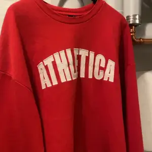 röd sweatshirt från Gina tricot, den är i storlek XXL men sitter bra på mej som vanligtvis har M. använd några gånger, jättebra skick