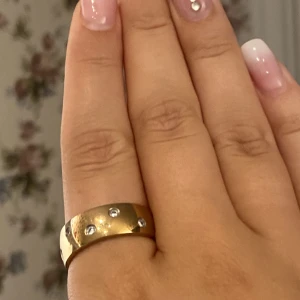 Guldring med diamanter - Jättefin guldring med diamanter överallt! Vet inte materialet på den men den har iallafall inte rostat än och är ganska välanvänd!
