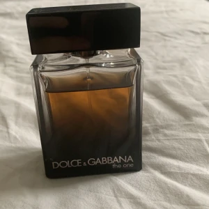 Dolce&Gabbana The One - D&G The One! En tidlös klassiker perfekt för dejter och intima kvällar. Denna mörka, kryddiga och varma doft är fantastisk vid ”close encounters”. Cirka 45/50 ml återstår. 