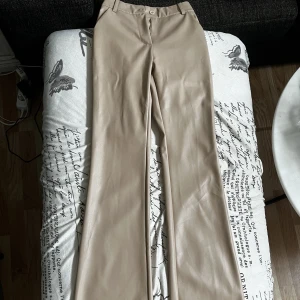 Skinnbyxor - Madlady - Beige högmidjade skinnbyxor i storlek XS från Madlady. Använda men i gott skick. 
