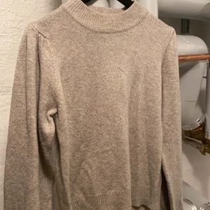 stickad tröja - beige stickad tröja, jättebra skick.