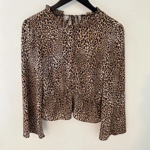 H&M leopard blus - Säljer denna otroligt fina och helt oanvända blus ifrån H&M då den tyvärr inte kommer till någon användning. Blusen har inga defekter och köptes för 299 men säljer för betydligt mindre🤍