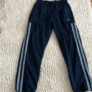 Nike trackpants - Är xl i barnstorlek och blir baggy på mig som är xs/s 💗 Inga defekter alls, har snöre i midjan och når väl ner till marken på mig som är 164 🙌 Skriv vid fler bilder eller frågor!