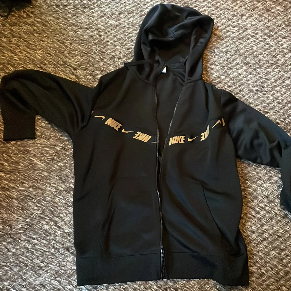 Direkt från butik  Size L  Äkta Nike tröja . Hoodies.