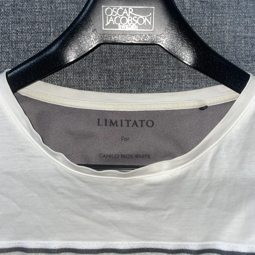 T-shirt från Limitato i storlek Large. Bra skick men lite missfärgning inne i (se bild). Äkthetsbevis finns och kan skickas med. . T-shirts.