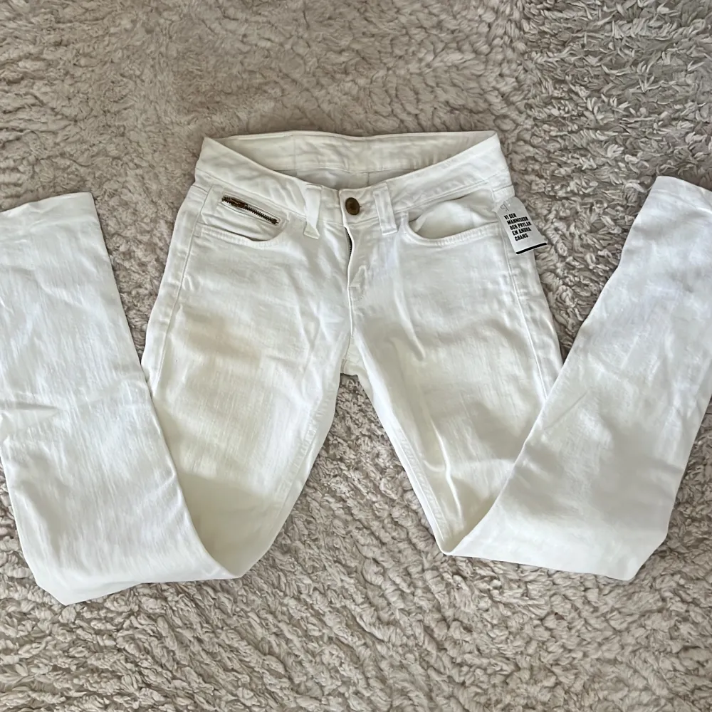 Lågdmidjade vita Crocker jeans! Köpta på second hand men aldrig använda💗💗 Fint skick, dock en liten fläck (bild 3) men som inte märks av så mkt 🙌 Skriv vid frågor!. Jeans & Byxor.