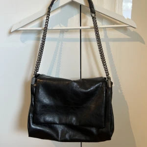 Zara väska - Populära axelväska från Zara. Väskan har inga defekter😊 Kolla gärna in annat jag säljer!!