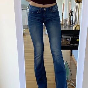 Bootcut jeans från Zara - Supertrendiga bootcut jeans från Zara Woman Premium Denim Collection stl 34. Säljes då de är lite små. Långa ben, väl använt skick, lite slitna i rumpan/bakfickorna men inget som stör. Uppskattar att de är mid rise i midjan. OBS skickas fram t.o.m onsdag