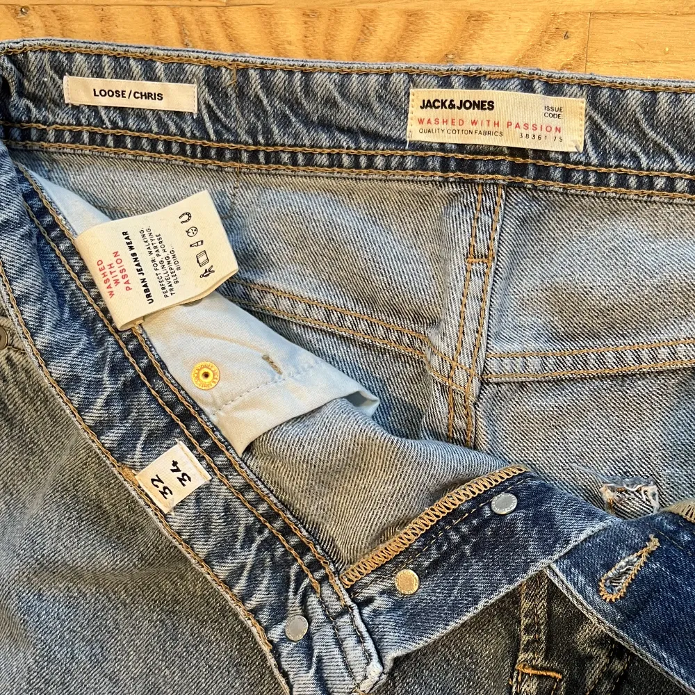 Hej, säljer nu mina blåa Jack & Jones jeans i modellen loose/chris. Storleken är 32/34. Har används någon gång bara och är i väldigt gott skick. Hör av dig vid funderingar, pris kan diskuteras.. Jeans & Byxor.
