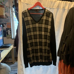 Emo tröja - Använd många gånger för 2-3 år sen.