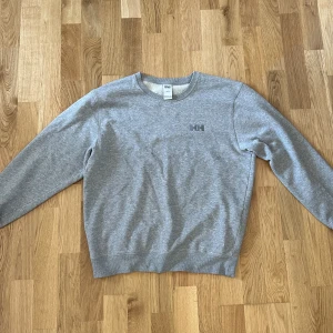 Helly Hansen sweatshirt storlek M - Ljusgrå sweatshirt. Fri från skador/fläckar. Inte nyskick.