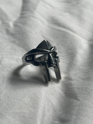 MF Doom Ring - 22mm i diameter (se bild)  Nyskick