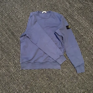 Stone island tröja junior - Säljer nu min stone island junior tröja i storlek 170/ years 14 då jag inte passar i den längre. Den är i bra sckik 7/10