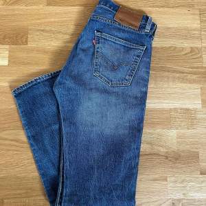 Säljer mina riktigt snygga Levis 501 Jeans i storlek 30x32 då jag inte använder dem längre, riktigt sköna och i bra material, passar till nästan allting👍 Nypris - 1245kr, jeansen är i mycket bra skick!