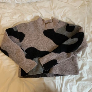 Unik tröja! - En så fin tröja med unikt mönster! 💓 Tjockt ullliknande material med mönster i rosa, svart och ljusgrått✨ Från weekday och i storlek xs!