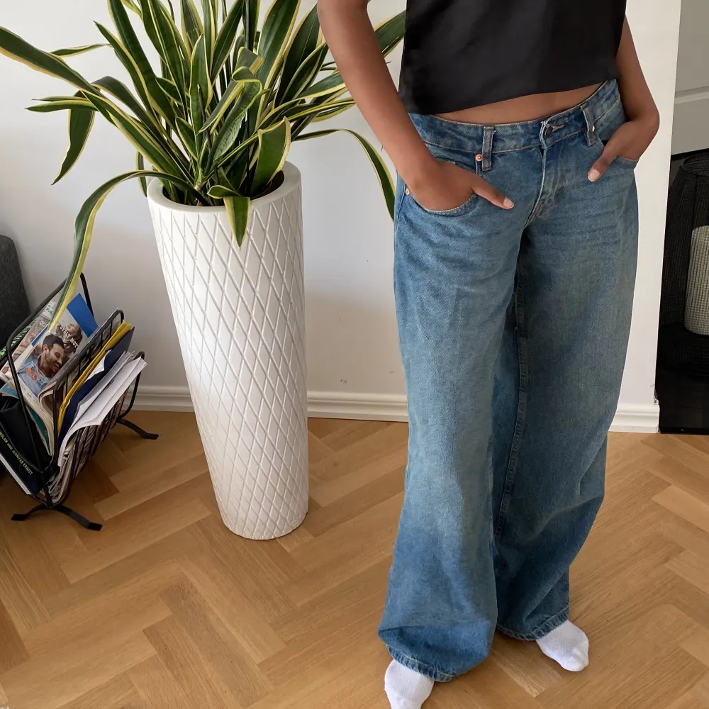 Säljer dessa skitsnygga jeansen från Motel rocks! Jag är 176 cm men hade passat någon kortare också! Måttet runt höfterna = ca 92cm  Nypris: 800kr. Jeans & Byxor.