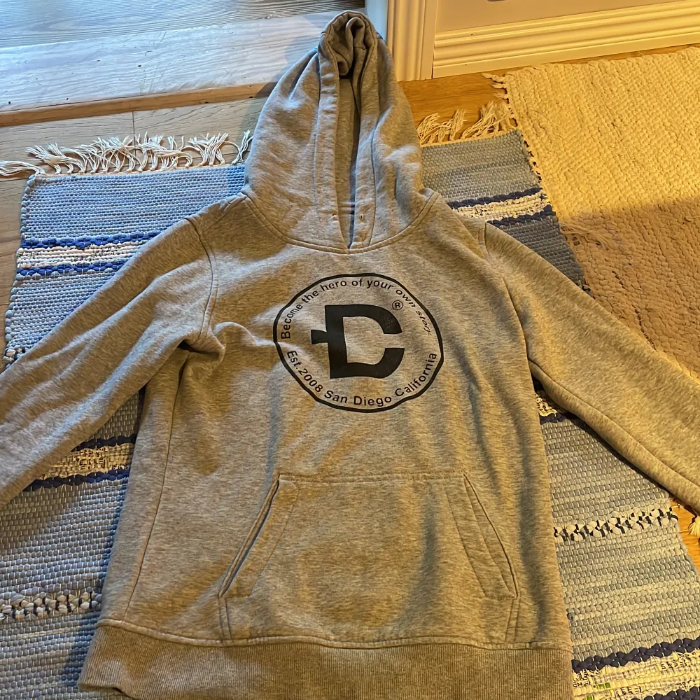 En hoodie från dirtcult i storlek M men den sitter väldigt tajt för att vara i storlek M känns mer som XS skulle jag säga . Hoodies.