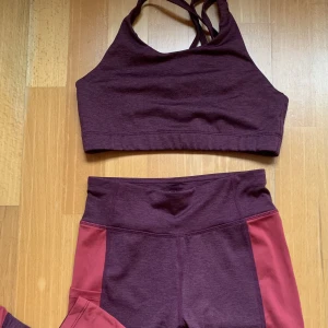 Sportkläder set - Köpt på Intersport och är i gott skick! Har fin vinröd färg, är stretchig och har en sidoficka 