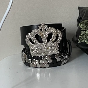 Y2k bälte - Jättesnyggt bälte med en krona i rhinestones, säljer då det ej kommer till användning. Några stenar är lite bortslitna men inget man tänker på. Hör av för fler frågor:)