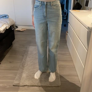 Blåa jeans  - Blåa baggy jeans, aldrig använda, bra i storleken 